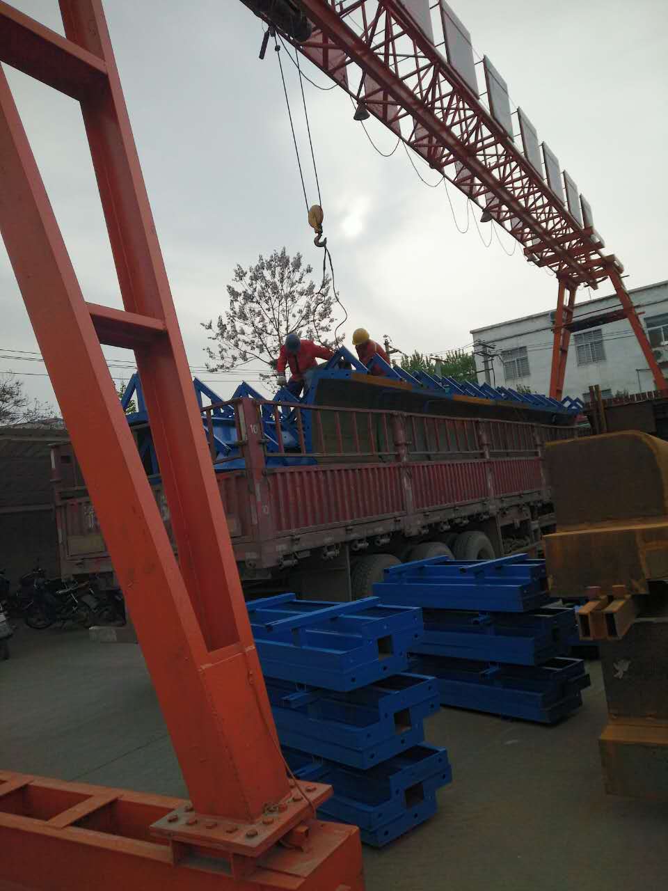 河南鋼模板廠家:中鐵七局護(hù)欄發(fā)貨中