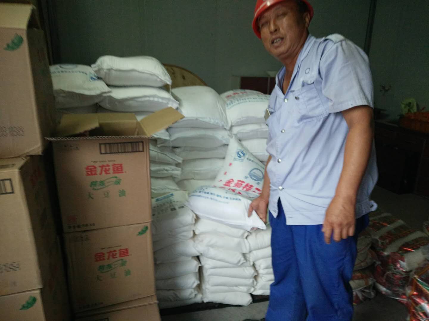 雙節(jié)到了,偉志鋼模板來總給全體員工發(fā)放福利