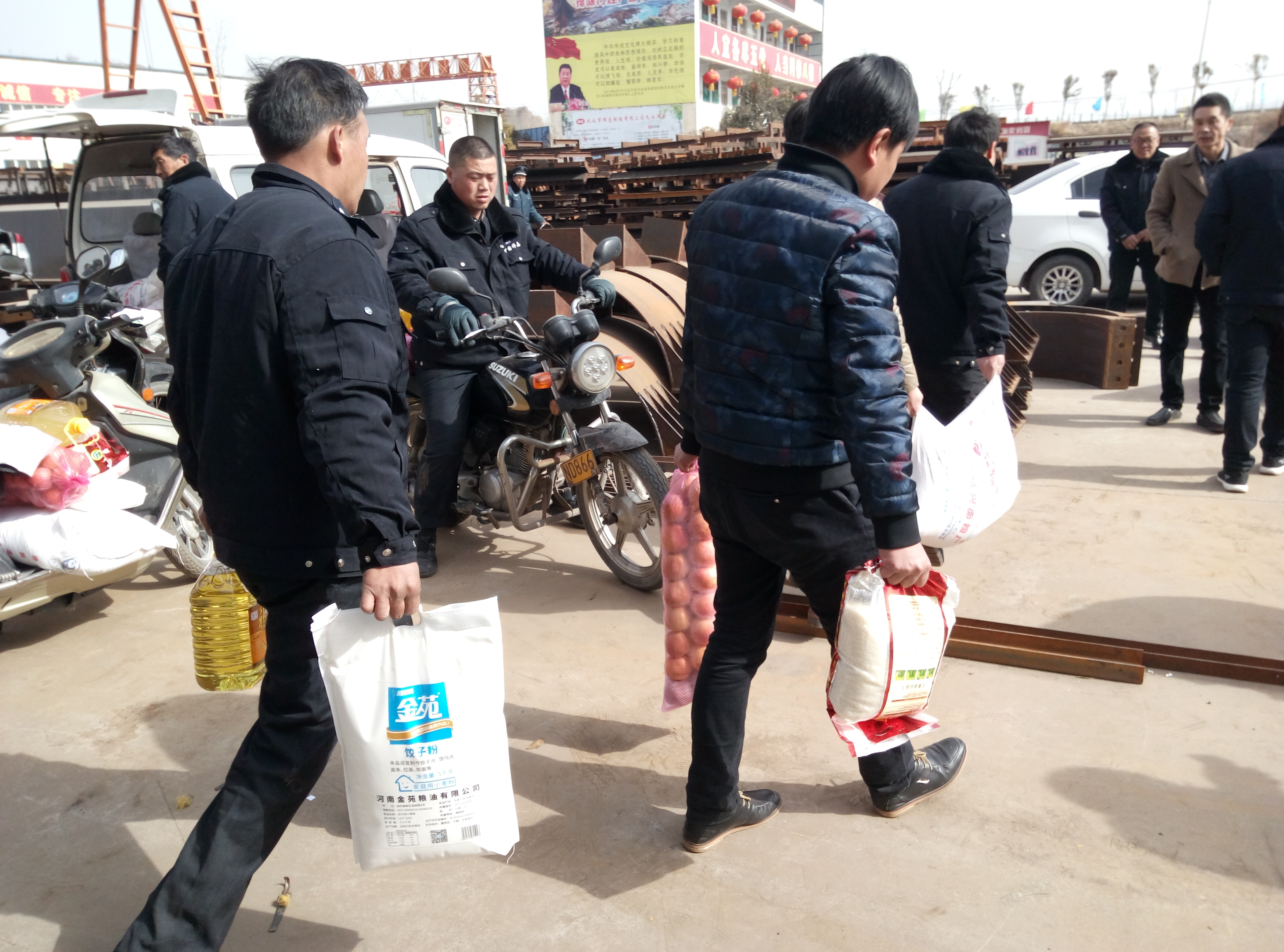 河南鋼模板廠家給員工發放過節福利