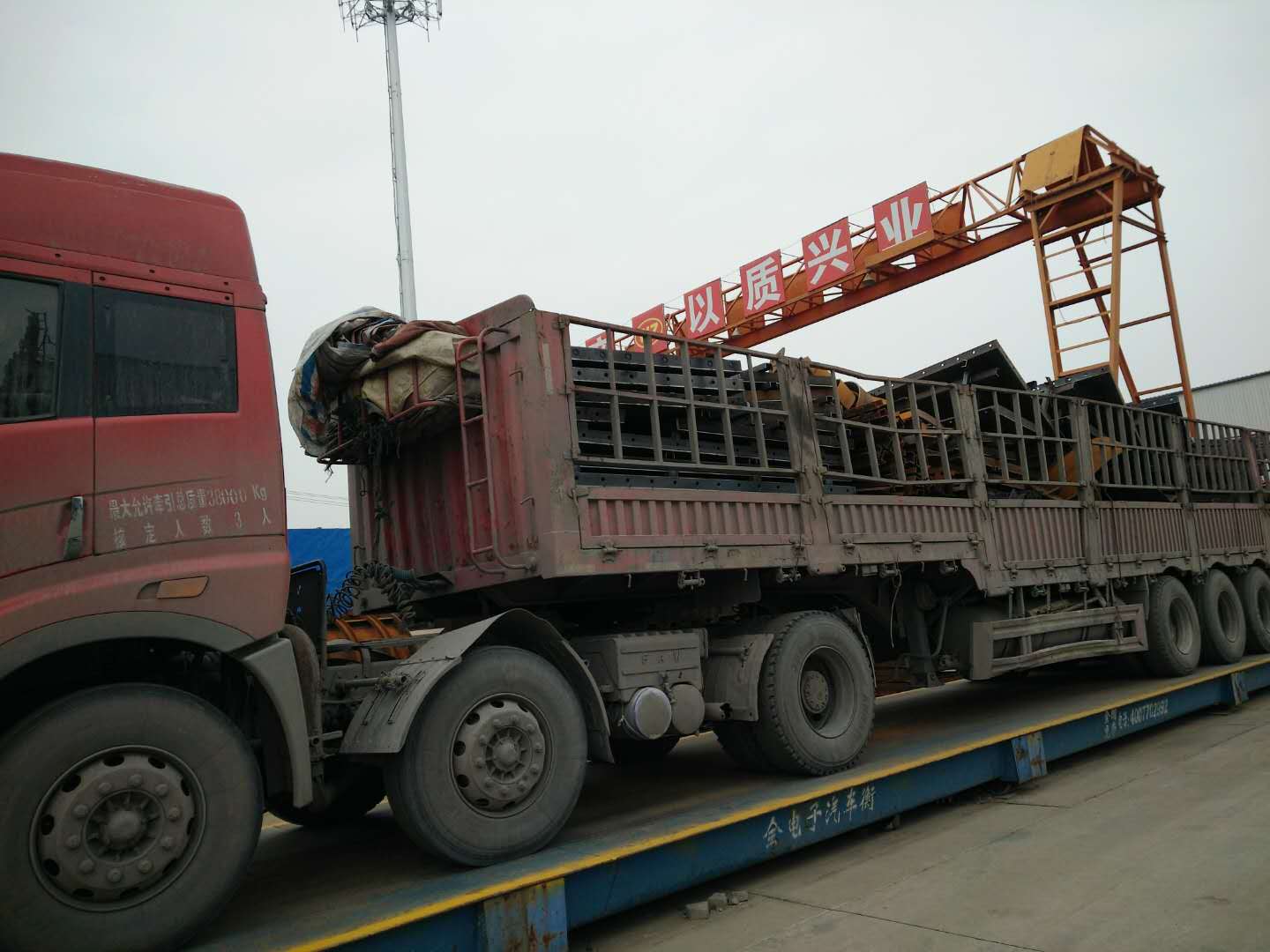 新年伊始，河南鋼模板廠家給客戶發蓋梁模板了