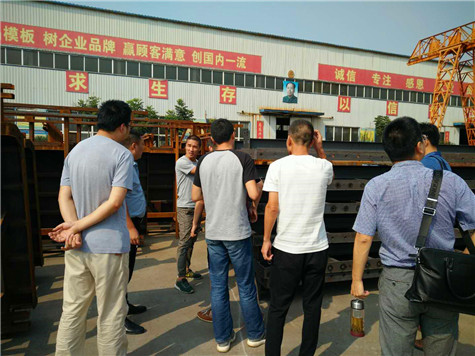 歡迎四川的客戶來(lái)偉志鋼模板廠家考察液壓箱梁模板