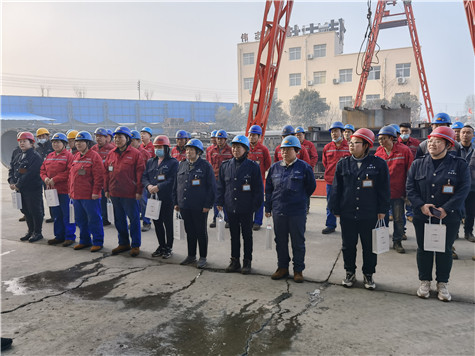 偉志模板董事長為女工發(fā)放三八節(jié)禮物