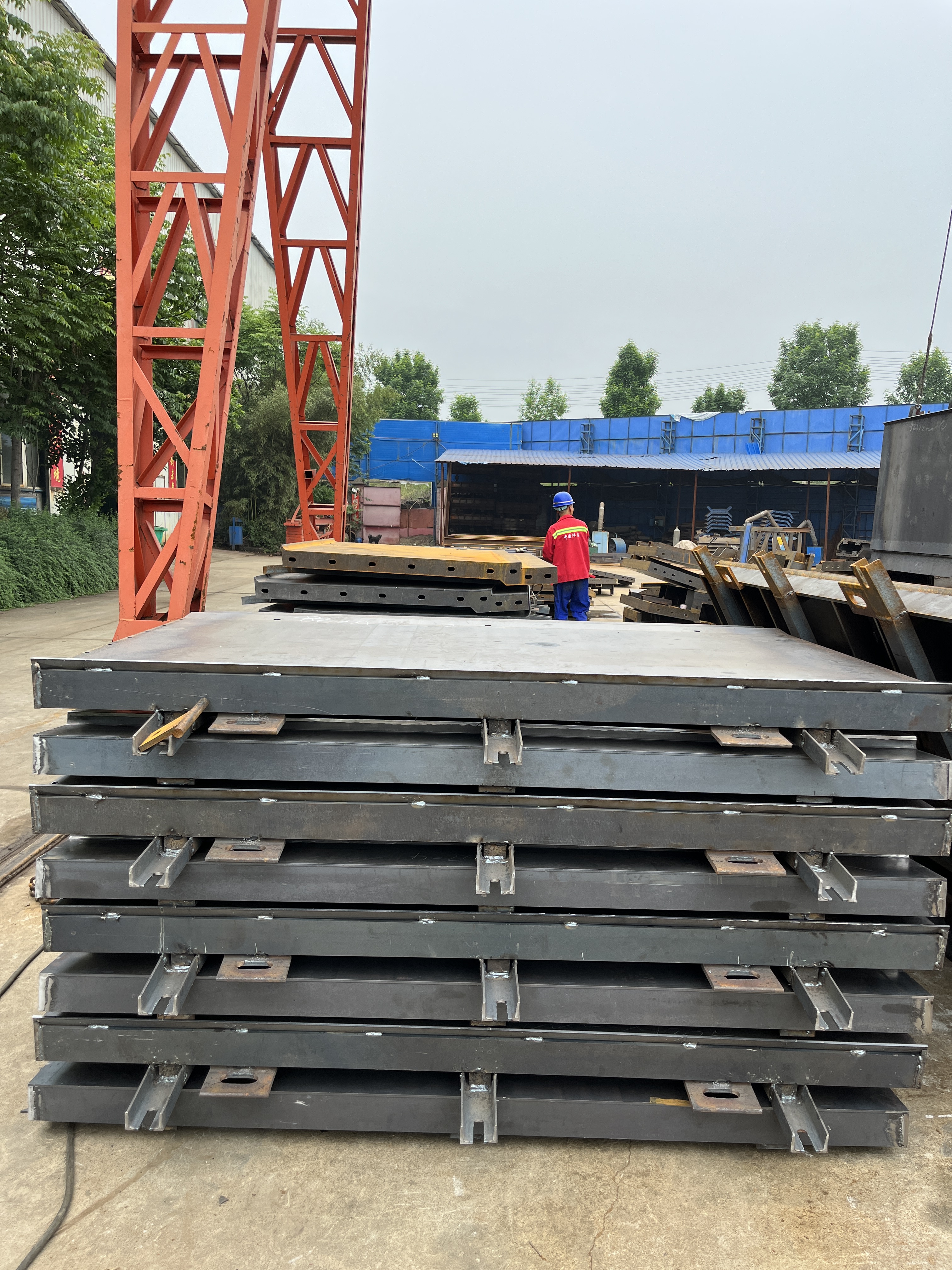 防撞墻護欄鋼模板在應用和使用上的特點