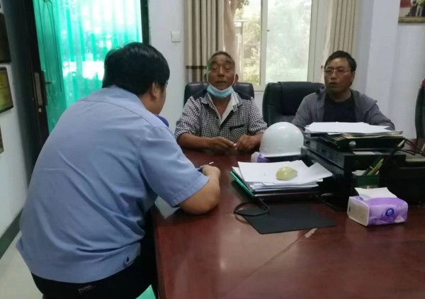 客戶冒雨來(lái)偉志公司咨詢鋼模板