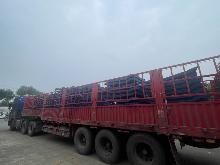 鋼模板廠家護欄模板發貨中