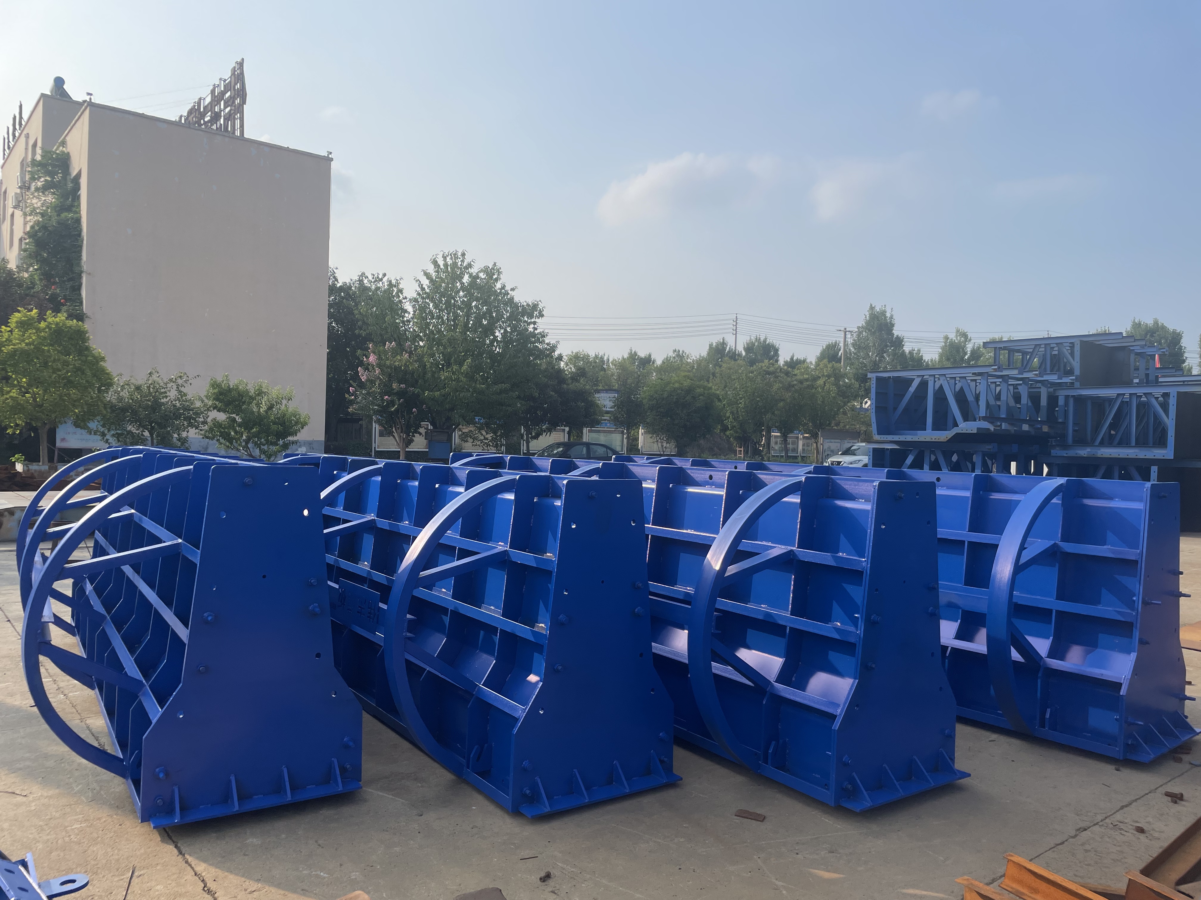 如何選擇優良隔離帶護欄鋼模板？