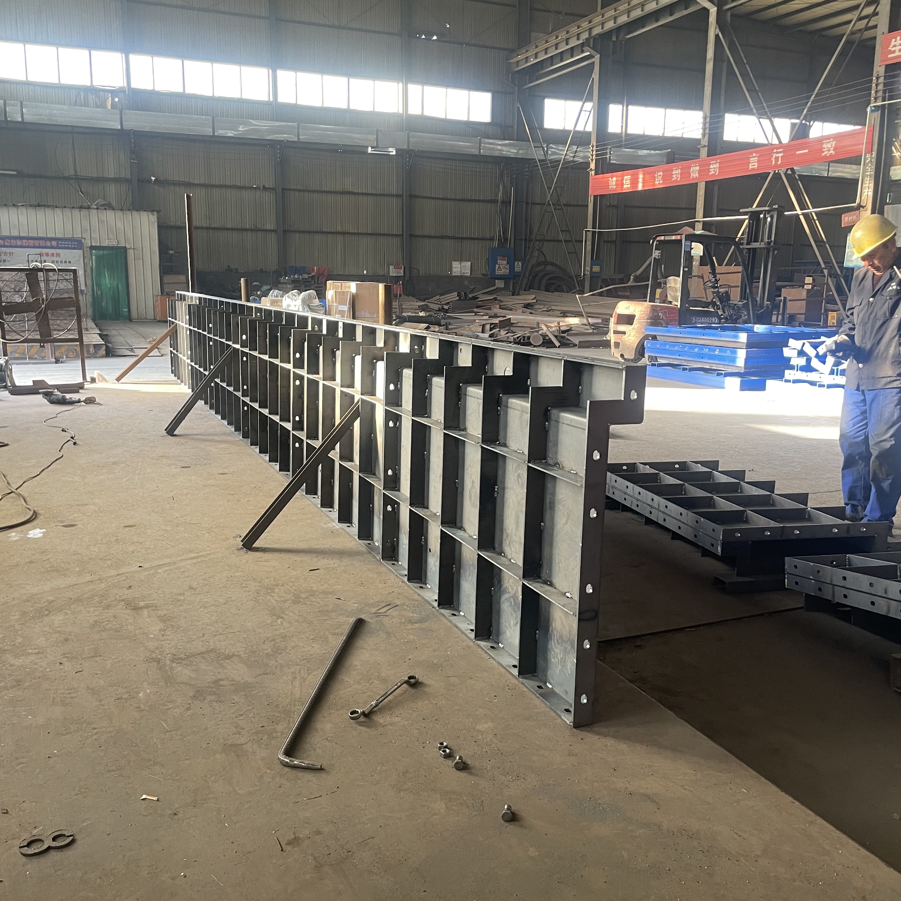 水渠鋼模板試拼裝，嚴(yán)苛質(zhì)檢只為客戶滿意！